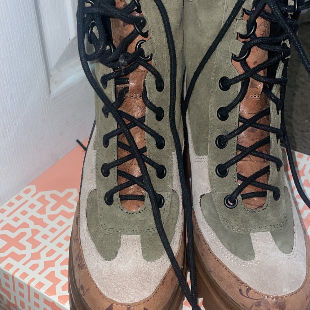 Boots - Picture 4 of 5